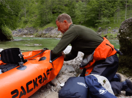 使わない荷物を収納できるジッパー付きパックラフト